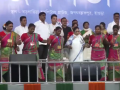 WATCH: West Bengal CM Mamata Banerjee Dances, Plays Dhol at Public Meeting in Howrah - Hindi News | WATCH: West Bengal CM Mamata Banerjee Dances, Plays Dhol at Public Meeting in Howrah | Latest national News at Lokmattimes.com