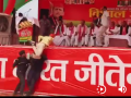 Security Scare at Akhilesh Yadav Rally: Commando Thwarts Intruder's Attempt to Reach SP Chief (Watch Video) - Hindi News | Security Scare at Akhilesh Yadav Rally: Commando Thwarts Intruder's Attempt to Reach SP Chief (Watch Video) | Latest national News at Lokmattimes.com