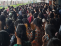 Mumbai Local Train Update: Central Line Services Running Late By 15 Minutes, Over Crowding Reported at Thane Station - Hindi News | Mumbai Local Train Update: Central Line Services Running Late By 15 Minutes, Over Crowding Reported at Thane Station | Latest mumbai News at Lokmattimes.com