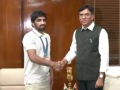 Sports Minister Mansukh Mandaviya Felicitates Olympic Bronze Medallist Aman Sehrawat in Delhi (Watch Video) - Hindi News | Sports Minister Mansukh Mandaviya Felicitates Olympic Bronze Medallist Aman Sehrawat in Delhi (Watch Video) | Latest national News at Lokmattimes.com