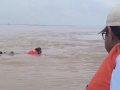 Bihar Flood: Chief Engineer Swept Away by Ganga River While Inspecting Collapsed Embankment in Bhagalpur, Rescued (Watch Video) - Hindi News | Bihar Flood: Chief Engineer Swept Away by Ganga River While Inspecting Collapsed Embankment in Bhagalpur, Rescued (Watch Video) | Latest national News at Lokmattimes.com