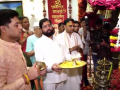 Mumbai Ganesh Visarjan 2024: CM Eknath Shinde Prays at Residence Before Idol’s Immersion (Watch Video) - Hindi News | Mumbai Ganesh Visarjan 2024: CM Eknath Shinde Prays at Residence Before Idol’s Immersion (Watch Video) | Latest mumbai News at Lokmattimes.com