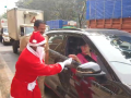 Navi Mumbai: Santa-Clad Traffic Officers Reward Safe Drivers with Chocolates - Hindi News | Navi Mumbai: Santa-Clad Traffic Officers Reward Safe Drivers with Chocolates | Latest navi-mumbai News at Lokmattimes.com