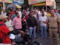 Pune Police Parade Notorious Gangster Tipu Pathan in Crackdown on Land Grab Case (Watch Video) - Hindi News | Pune Police Parade Notorious Gangster Tipu Pathan in Crackdown on Land Grab Case (Watch Video) | Latest pune News at Lokmattimes.com