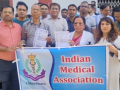 Chhindwara Children Deaths: Doctors Protest Against Arrest of Dr. Praveen Soni, Seek His Release from Custody (Watch Video) - Hindi News | Chhindwara Children Deaths: Doctors Protest Against Arrest of Dr. Praveen Soni, Seek His Release from Custody (Watch Video) | Latest national News at Lokmattimes.com