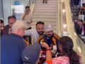 Virat Kohli Mobbed by Fans at Sydney Airport Ahead of India vs Australia 3rd ODI (VIDEO) - Hindi News | Virat Kohli Mobbed by Fans at Sydney Airport Ahead of India vs Australia 3rd ODI (VIDEO) | Latest cricket News at Lokmattimes.com