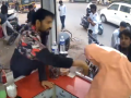 Pune: Paan Shop Vendor Brutally Assaulted, Shop Ransacked by 7–8 Men in Magarpatta; Video Goes Viral (Watch) - Hindi News | Pune: Paan Shop Vendor Brutally Assaulted, Shop Ransacked by 7–8 Men in Magarpatta; Video Goes Viral (Watch) | Latest pune News at Lokmattimes.com