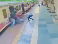 Mumbai Local Train Accident: Man Falls from Moving Train at Kurla Station; TC Rescues Him from Near-Death (Watch Video) - Hindi News | Mumbai Local Train Accident: Man Falls from Moving Train at Kurla Station; TC Rescues Him from Near-Death (Watch Video) | Latest mumbai News at Lokmattimes.com