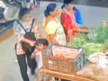 Pune Chain Snatching: Woman Cuts Minor Girl’s Gold Chain With Scissors At Busy Vegetable Market - Hindi News | Pune Chain Snatching: Woman Cuts Minor Girl’s Gold Chain With Scissors At Busy Vegetable Market | Latest pune News at Lokmattimes.com