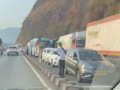 Mumbai-Pune Expressway Traffic Update: Massive 5-Km Jam Near Lonavala Leaves Commuters Stranded for Hours - Hindi News | Mumbai-Pune Expressway Traffic Update: Massive 5-Km Jam Near Lonavala Leaves Commuters Stranded for Hours | Latest mumbai News at Lokmattimes.com