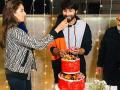 Shahid Kapoor cuts birthday cake on the sets of Jersey with wife Mira Rajput and Pankaj Kapur - Hindi News | Shahid Kapoor cuts birthday cake on the sets of Jersey with wife Mira Rajput and Pankaj Kapur | Latest entertainment News at Lokmattimes.com