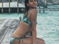 Shibani flaunts her toned body in a printed bikini, boyfriend Farhan Akhtar reacts - Hindi News | Shibani flaunts her toned body in a printed bikini, boyfriend Farhan Akhtar reacts | Latest entertainment News at Lokmattimes.com