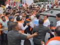 Shiv Sena UBT Workers Attack Raj Thackeray's Convoy With Betel Nuts in Beed (Watch Video) - Hindi News | Shiv Sena UBT Workers Attack Raj Thackeray's Convoy With Betel Nuts in Beed (Watch Video) | Latest maharashtra News at Lokmattimes.com