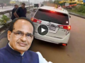 Union Minister Shivraj Singh Chouhan's Car Gets Stuck in Muddy Pothole Amid Rains in Jharkhand (Watch Video) - Hindi News | Union Minister Shivraj Singh Chouhan's Car Gets Stuck in Muddy Pothole Amid Rains in Jharkhand (Watch Video) | Latest national News at Lokmattimes.com