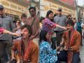 Watch: Shawn Mendes Delights Mumbai Fans with Surprise Street Performance Ahead of Lollapalooza Concert, Video Goes Viral - Hindi News | Watch: Shawn Mendes Delights Mumbai Fans with Surprise Street Performance Ahead of Lollapalooza Concert, Video Goes Viral | Latest entertainment News at Lokmattimes.com