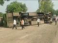 Private bus overturns on Mumbai-Agra Highway: 20 injured, no fatalities reported - Hindi News | Private bus overturns on Mumbai-Agra Highway: 20 injured, no fatalities reported | Latest maharashtra News at Lokmattimes.com