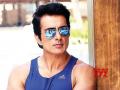 Villain in reel, hero in real; Sonu Sood explains why he asks migrants 'paidal kyun jaoge dost' - Hindi News | Villain in reel, hero in real; Sonu Sood explains why he asks migrants 'paidal kyun jaoge dost' | Latest entertainment News at Lokmattimes.com