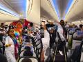 'Balam Pichkari': SpiceJet Cabin Crew’s Holi Dance to Bollywood Song on Flight Goes Viral; Netizens React - Hindi News | 'Balam Pichkari': SpiceJet Cabin Crew’s Holi Dance to Bollywood Song on Flight Goes Viral; Netizens React | Latest social-viral News at Lokmattimes.com