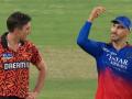 Watch: Faf du Plessis Demonstrates 'Alleged Toss Tampering' in MI vs RCB Match to Pat Cummins? - Hindi News | Watch: Faf du Plessis Demonstrates 'Alleged Toss Tampering' in MI vs RCB Match to Pat Cummins? | Latest cricket News at Lokmattimes.com