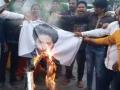 Hindu group burns Shah Rukh Khan's effigy, demands ban on Pathaan release - Hindi News | Hindu group burns Shah Rukh Khan's effigy, demands ban on Pathaan release | Latest entertainment News at Lokmattimes.com