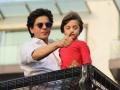 Shah Rukh Khan and Gauri Khan's son AbRam lights diyas for nine minutes - Hindi News | Shah Rukh Khan and Gauri Khan's son AbRam lights diyas for nine minutes | Latest entertainment News at Lokmattimes.com