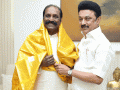 Tamil Nadu: Chief Minister Stalin Criticised For Visiting #MeToo Accused Vairamuthu On His Birthday - Hindi News | Tamil Nadu: Chief Minister Stalin Criticised For Visiting #MeToo Accused Vairamuthu On His Birthday | Latest entertainment News at Lokmattimes.com