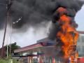 Fire Erupts on Jahangirpura Petrol Pump Display Board Sparks Panic Among Residents - Hindi News | Fire Erupts on Jahangirpura Petrol Pump Display Board Sparks Panic Among Residents | Latest national News at Lokmattimes.com