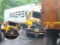 Container Crash Triggers Massive Traffic Jam at Old Kasara Ghat on Mumbai-Nashik Highway - Hindi News | Container Crash Triggers Massive Traffic Jam at Old Kasara Ghat on Mumbai-Nashik Highway | Latest maharashtra News at Lokmattimes.com