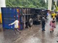 Thane Accident: Container Truck Overturns on Ghodbunder Road, One Injured (Watch Video) - Hindi News | Thane Accident: Container Truck Overturns on Ghodbunder Road, One Injured (Watch Video) | Latest thane News at Lokmattimes.com