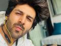 Kartik Aaryan shares a glimpse of his female fan following - Hindi News | Kartik Aaryan shares a glimpse of his female fan following | Latest entertainment News at Lokmattimes.com