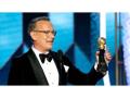 Watch Video! Golden Globes 2020: Tom Hanks has a tearful moment on stage - Hindi News | Watch Video! Golden Globes 2020: Tom Hanks has a tearful moment on stage | Latest entertainment News at Lokmattimes.com
