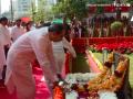 Uddhav Thackeray and Family Pay Respects to Shiv Sena Founder Bal Thackeray on His 13th Death Anniversary - Hindi News | Uddhav Thackeray and Family Pay Respects to Shiv Sena Founder Bal Thackeray on His 13th Death Anniversary | Latest mumbai News at Lokmattimes.com