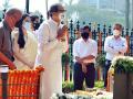 Uddhav Thackeray and family pay tribute to Balasaheb Thackeray on his death anniversary - Hindi News | Uddhav Thackeray and family pay tribute to Balasaheb Thackeray on his death anniversary | Latest maharashtra News at Lokmattimes.com