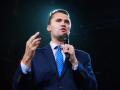 Charlie Kirk Assassinated While Speaking on Gun Violence in Utah (Watch Video) - Hindi News | Charlie Kirk Assassinated While Speaking on Gun Violence in Utah (Watch Video) | Latest international News at Lokmattimes.com