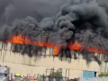 Uttar Pradesh: Massive Fire Breaks Out at Foam Mattress Factory in Bulandshahr’s Sikandrabad (Watch Video) - Hindi News | Uttar Pradesh: Massive Fire Breaks Out at Foam Mattress Factory in Bulandshahr’s Sikandrabad (Watch Video) | Latest national News at Lokmattimes.com