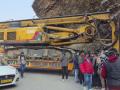 Uttarakhand: Trailer Truck Stuck on Rishikesh–Badrinath National Highway, Traffic Restored After Hours - Hindi News | Uttarakhand: Trailer Truck Stuck on Rishikesh–Badrinath National Highway, Traffic Restored After Hours | Latest national News at Lokmattimes.com
