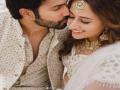 Varun in total awe of Natasha Dalal's beauty, as actor gives a kiss to his 'Dulhania' - Hindi News | Varun in total awe of Natasha Dalal's beauty, as actor gives a kiss to his 'Dulhania' | Latest entertainment News at Lokmattimes.com