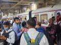 Mumbai Local Train Update: Trains in Harbour Line Running Slow Due to Track Crack Near Vashi Railway Station - Hindi News | Mumbai Local Train Update: Trains in Harbour Line Running Slow Due to Track Crack Near Vashi Railway Station | Latest mumbai News at Lokmattimes.com