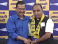 Delhi: Congress leader Veer Singh Dhingan Joins AAP in Presence of Arvind Kejriwal (Watch Video) - Hindi News | Delhi: Congress leader Veer Singh Dhingan Joins AAP in Presence of Arvind Kejriwal (Watch Video) | Latest national News at Lokmattimes.com