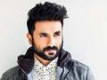 Shocking! Actor Vir Das' 73-year old neighbour sneezes on him for not wearing mask - Hindi News | Shocking! Actor Vir Das' 73-year old neighbour sneezes on him for not wearing mask | Latest entertainment News at Lokmattimes.com