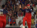 Virat Kohli Celebrates Wildly, RCB Fans Create Electric Atmosphere After Shreyas Iyer’s Wicket in IPL 2025 Final vs Punjab Kings (VIDEO) - Hindi News | Virat Kohli Celebrates Wildly, RCB Fans Create Electric Atmosphere After Shreyas Iyer’s Wicket in IPL 2025 Final vs Punjab Kings (VIDEO) | Latest cricket News at Lokmattimes.com