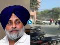 Watch Video! Sukhbir Singh Badal's vehicle attacked by Congress workers - Hindi News | Watch Video! Sukhbir Singh Badal's vehicle attacked by Congress workers | Latest politics News at Lokmattimes.com