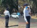 Viral Video! Traffic police woman performs duty with child, video goes viral - Hindi News | Viral Video! Traffic police woman performs duty with child, video goes viral | Latest social-viral News at Lokmattimes.com
