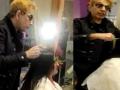 Viral Video: Celebrity Hair Stylist Javed Habib spits on women's hair while giving haircut, video goes viral - Hindi News | Viral Video: Celebrity Hair Stylist Javed Habib spits on women's hair while giving haircut, video goes viral | Latest social-viral News at Lokmattimes.com