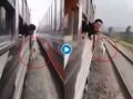Viral Video! Video of horse gallops between two moving trains - Hindi News | Viral Video! Video of horse gallops between two moving trains | Latest social-viral News at Lokmattimes.com