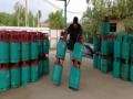 Malaysian woman pushing 4 gas cylinders in one go, pic goes viral - Hindi News | Malaysian woman pushing 4 gas cylinders in one go, pic goes viral | Latest social-viral News at Lokmattimes.com