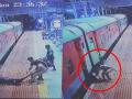 Woman constable saves life of woman who fell down while alighting from moving train - Hindi News | Woman constable saves life of woman who fell down while alighting from moving train | Latest social-viral News at Lokmattimes.com