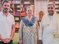 Siddaramaiah, DKS Shivakumar meet Sonia, Rahul Gandhi, discuss portfolios for ministers - Hindi News | Siddaramaiah, DKS Shivakumar meet Sonia, Rahul Gandhi, discuss portfolios for ministers | Latest politics News at Lokmattimes.com
