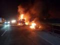 Chemical-laden tempo collides with trailer, Sparks major fire on Pune-Solapur highway - Hindi News | Chemical-laden tempo collides with trailer, Sparks major fire on Pune-Solapur highway | Latest maharashtra News at Lokmattimes.com