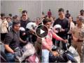 Watch: Sonu Sood distributes helmets to traffic violators in Mumbai, promotes road safety - Hindi News | Watch: Sonu Sood distributes helmets to traffic violators in Mumbai, promotes road safety | Latest entertainment News at Lokmattimes.com